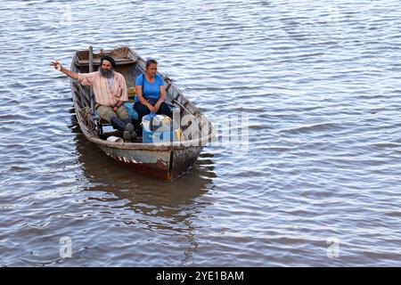 Un homme et une femme dans un bateau sur la rivière Parana dans la ville de Zarate Banque D'Images