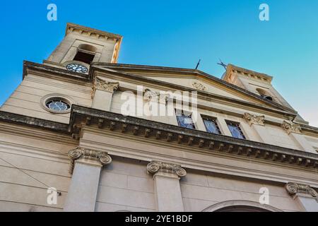 Façade et tour de l'église notre-Dame de Carmen dans la ville de Zarate, Buenos Aires, avec le ciel bleu en face de la place principale de la ville. Banque D'Images