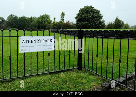 Signe sur une clôture en fer forgé à Athenry Park, à Athenry, comté de Galway, Irlande ; parc local pour les loisirs familiaux en plein air près du château d'Athenry. Banque D'Images