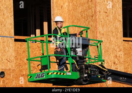 Phoenix, Arizona, États-Unis. 28 octobre 2024. Les équipes de construction travaillent sur un nouveau complexe d'appartements à Phoenix, qui fait partie d'un boom immobilier dans tout le métro, stimulé par la croissance démographique, la forte demande et le besoin de logements abordables. Classée quatrième ville américaine la plus fréquentée pour la construction d'appartements, Phoenix devrait ajouter plus de 20 000 nouvelles unités d'ici la fin de 2024. La ville modernise également un tronçon de 18 miles de l'Interstate 10 entre la Loop 202 et l'I-17 près de l'aéroport international de Sky Harbor, un projet qui devrait faciliter la circulation et améliorer la sécurité avec de nouvelles voies et le remplacement des ponts d'ici 2025. (Crédit image : © Ed Banque D'Images