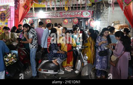 New Delhi, Inde. 28 octobre 2024. NEW DELHI, INDE - OCTOBRE 28 : foules massives de clients vues à Krishna Nagar avant le Festival de Diwali le 28 octobre 2024 à New Delhi, Inde. (Photo de Sonu Mehta/Hindustan Times/Sipa USA) crédit : Sipa USA/Alamy Live News Banque D'Images