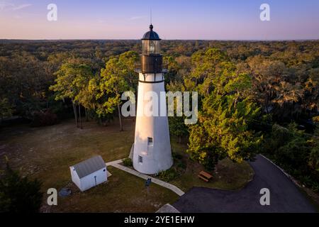 Vue aérienne du phare d'Amelia Island baigné dans la lumière matinale, île d'Amelia, Floride, États-Unis Banque D'Images