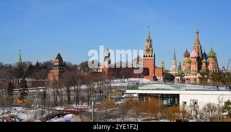 MOSCOU, RUSSIE - 13 MARS 2024. Vue sur la place Rouge, les tours du Kremlin médiéval et la cathédrale de Basil Banque D'Images