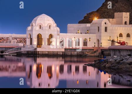 Le grand portique du palais Al Alam à Mascate, Oman, présente l'architecture royale et le charme du moyen-Orient. Banque D'Images