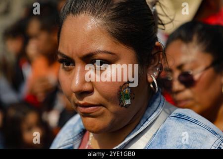 Mexico, Mexique. 28 octobre 2024. Un dévot du Saint créé Jude Thaddeus, fréquente l'église de San Hipolito pour bénir les images et rendre grâce pour les faveurs accordées. Le 28 octobre 2024 à Mecxico City, Mexique. (Photo de Ian Robles/ crédit : Eyepix Group/Alamy Live News Banque D'Images