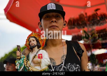 Mexico, Mexique. 28 octobre 2024. Un dévot du Saint créé Jude Thaddeus, fréquente l'église de San Hipolito pour bénir les images et rendre grâce pour les faveurs accordées. Le 28 octobre 2024 à Mecxico City, Mexique. (Photo de Ian Robles/ crédit : Eyepix Group/Alamy Live News Banque D'Images