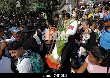 Mexico, Mexique. 28 octobre 2024. Les dévots du Saint créé Jude Thaddeus, fréquentent l'église de San Hipolito pour bénir les images et rendre grâce pour les faveurs accordées. Le 28 octobre 2024 à Mecxico City, Mexique. (Photo de Ian Robles/ crédit : Eyepix Group/Alamy Live News Banque D'Images
