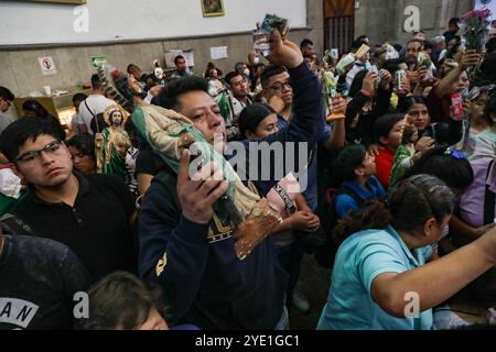 Mexico, Mexique. 28 octobre 2024. Les dévots du Saint créé Jude Thaddeus, fréquentent l'église de San Hipolito pour bénir les images et rendre grâce pour les faveurs accordées. Le 28 octobre 2024 à Mecxico City, Mexique. (Photo de Ian Robles/ crédit : Eyepix Group/Alamy Live News Banque D'Images