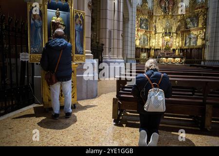 Madrid, Espagne. 28 octobre 2024. Un homme pose sa main sur les pieds de l'image de San Judas Tadeo à l'intérieur de l'Iglesia de Santa Cruz dans le centre de Madrid pendant la célébration de la journée de San Judas Tadeo. Chaque 28 octobre, la journée de Saint Jude Thaddeus est célébrée, le saint patron des causes perdues et difficiles. Cette année, pour la première fois, l'image de Saint Jude Thaddeus participe à une procession depuis l'église de Santa Cruz, pour visiter les rues de Madrid. Crédit : SOPA images Limited/Alamy Live News Banque D'Images