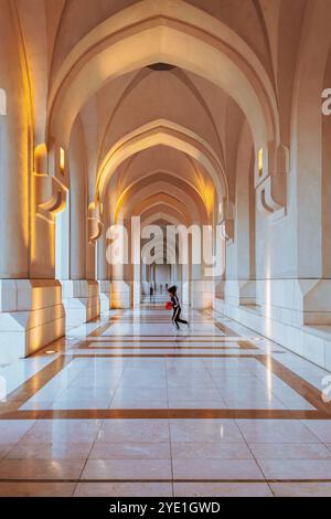 Le grand portique du palais Al Alam à Mascate, Oman, présente l'architecture royale et le charme du moyen-Orient. Banque D'Images