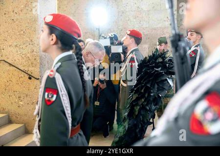 Vienne, Vienne, AUTRICHE. 26 octobre 2024. Cérémonie de dépôt de couronne par le président fédéral autrichien ALEXANDER VAN DER BELLEN et la ministre de la Défense KLAUDIA TANNER lors des célébrations à l'occasion de la fête de l'indépendance de l'Autriche à la Heldenplatz de Vienne, exposition des forces armées autrichiennes, (crédit image : © Andreas Stroh/ZUMA Press Wire) USAGE ÉDITORIAL SEULEMENT! Non destiné à UN USAGE commercial ! Banque D'Images