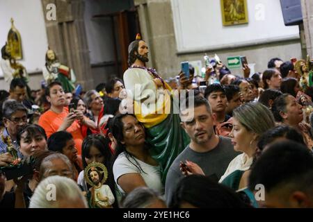 Les dévots du Saint créé Jude Thaddeus, fréquentent l'église de San Hipolito pour bénir les images et rendre grâce pour les faveurs accordées. Le 28 octobre 2024 à Mecxico City, Mexique. (Crédit image : © Ian Robles/eyepix via ZUMA Press Wire) USAGE ÉDITORIAL SEULEMENT! Non destiné à UN USAGE commercial ! Banque D'Images