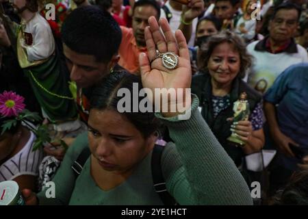 Un dévot du Saint créé Jude Thaddeus, fréquente l'église de San Hipolito pour bénir les images et rendre grâce pour les faveurs accordées. Le 28 octobre 2024 à Mecxico City, Mexique. (Crédit image : © Ian Robles/eyepix via ZUMA Press Wire) USAGE ÉDITORIAL SEULEMENT! Non destiné à UN USAGE commercial ! Banque D'Images