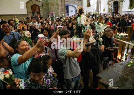 Les dévots du Saint créé Jude Thaddeus, fréquentent l'église de San Hipolito pour bénir les images et rendre grâce pour les faveurs accordées. Le 28 octobre 2024 à Mecxico City, Mexique. (Crédit image : © Ian Robles/eyepix via ZUMA Press Wire) USAGE ÉDITORIAL SEULEMENT! Non destiné à UN USAGE commercial ! Banque D'Images