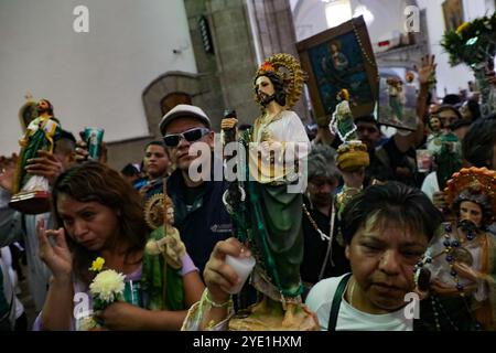 Mexico, Mexique. 28 octobre 2024. Les dévots du Saint créé Jude Thaddeus, fréquentent l'église de San Hipolito pour bénir les images et rendre grâce pour les faveurs accordées. Le 28 octobre 2024 à Mecxico City, Mexique. (Photo de Ian Robles/Eyepix Group/SIPA USA) crédit : SIPA USA/Alamy Live News Banque D'Images