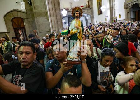 Mexico, Mexique. 28 octobre 2024. Les dévots du Saint créé Jude Thaddeus, fréquentent l'église de San Hipolito pour bénir les images et rendre grâce pour les faveurs accordées. Le 28 octobre 2024 à Mecxico City, Mexique. (Photo de Ian Robles/Eyepix Group/SIPA USA) crédit : SIPA USA/Alamy Live News Banque D'Images