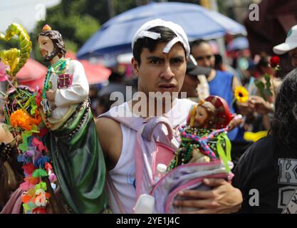 Mexico, Mexique. 28 octobre 2024. Un dévot du Saint créé Jude Thaddeus, fréquente l'église de San Hipolito pour bénir les images et rendre grâce pour les faveurs accordées. Le 28 octobre 2024 à Mecxico City, Mexique. (Photo de Ian Robles/Eyepix Group/SIPA USA) crédit : SIPA USA/Alamy Live News Banque D'Images
