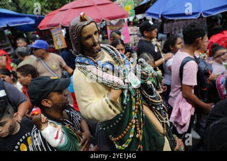 Mexico, Mexique. 28 octobre 2024. Les dévots du Saint créé Jude Thaddeus, fréquentent l'église de San Hipolito pour bénir les images et rendre grâce pour les faveurs accordées. Le 28 octobre 2024 à Mecxico City, Mexique. (Photo de Ian Robles/Eyepix Group/SIPA USA) crédit : SIPA USA/Alamy Live News Banque D'Images
