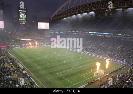 Seattle, États-Unis. 28 octobre 2024. Les lance-flammes sont allumés au coup d'envoi d'un match des éliminatoires de la Coupe MLS entre les Seattle Sounders FC et le Houston Dynamo FC au Lumen Field à Seattle, Washington, le 28 octobre 2024. (Crédit photo Nate Koppelman/Sipa USA) crédit : Sipa USA/Alamy Live News Banque D'Images