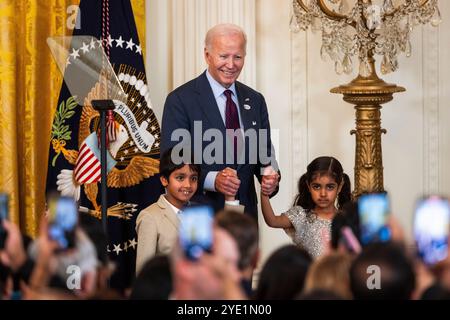 Le président AMÉRICAIN Joe Biden prononce une allocution lors d'une célébration de Diwali dans la salle est de la Maison Blanche Washington, DC, États-Unis, 28 octobre 2024. L'astronaute américaine Sunita Williams a également souhaité à la foule un joyeux Diwali dans un message enregistré de la Station spatiale internationale. Crédit : Jim LoScalzo/piscine via CNP Banque D'Images