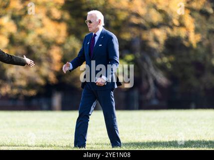 Washington, DC, États-Unis. 28 octobre 2024. Le président AMÉRICAIN Joe Biden arrive à Fort McNair sur le chemin du retour à la Maison Blanche après avoir voté à l'élection présidentielle près de chez lui à Wilmington, Delaware, à Washington, DC, USA, 28 octobre 2024. Crédit : Jim LoScalzo/Pool via CNP/dpa/Alamy Live News Banque D'Images