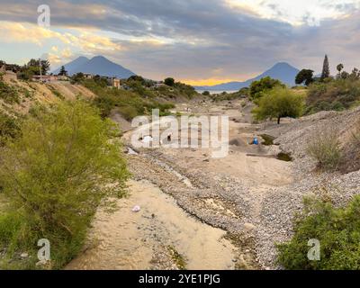 PANAJACHEL, GUATEMALA - DÉCEMBRE 26 2022 : des hommes non identifiés travaillent dans la rivière qui divise la ville de Panajachel, extrayant du sable et de la roche pour construction Banque D'Images