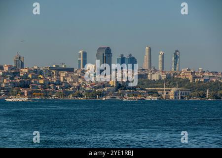 Le quartier d'Eminonu est un quart du quartier de Fatih à Istanbul. Il couvre à peu près la zone de l'ancienne Byzance, et c'est une destination touristique importante dans la ville turque. Il comprend des sites importants tels que le pont de Galata, le palais de Topkaki, la Mosquée bleue et Sainte-Sophie Banque D'Images