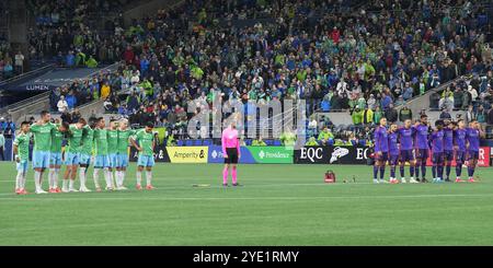 Seattle, États-Unis. 28 octobre 2024. Les joueurs du Seattle Sounders FC et du Houston Dynamo FC regardent des tirs de pénalité après la fin de la réglementation dans un match des éliminatoires de la Coupe MLS au Lumen Field à Seattle, Washington, le 28 octobre 2024. (Crédit photo Nate Koppelman/Sipa USA) crédit : Sipa USA/Alamy Live News Banque D'Images