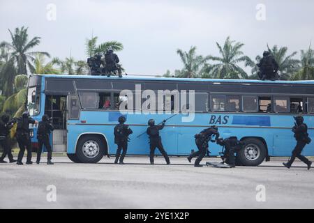 Selangor, Malaisie. 28 octobre 2024. Les membres des forces spéciales de la Royal Malaysian Air Force, mieux connues sous le nom de PASKAU, se préparent à prendre d'assaut un simulateur de détournement de bus lors d'un exercice de lutte contre le terrorisme à la base aérienne de Jugra. Le PASKAU est une force armée dotée de capacités de combat par tous les temps sur terre, mer et air, en tenant compte des fonctions et de la nature des forces spéciales antiterroristes. Ils sont bien équipés et bien formés. Crédit : SOPA images Limited/Alamy Live News Banque D'Images