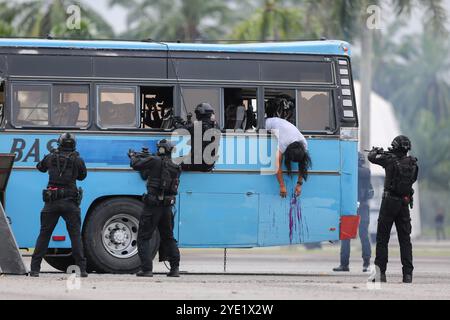 Selangor, Malaisie. 28 octobre 2024. Les Forces spéciales de la Royal Malaysian Air Force, mieux connues sous le nom de PASKAU, entourent un simulateur de détournement de bus lors d'un exercice de lutte contre le terrorisme à la base aérienne de Jugra. Le PASKAU est une force armée dotée de capacités de combat par tous les temps sur terre, mer et air, en tenant compte des fonctions et de la nature des forces spéciales antiterroristes. Ils sont bien équipés et bien formés. Crédit : SOPA images Limited/Alamy Live News Banque D'Images