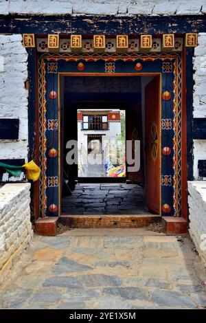 Vue partielle du pont de la chaîne de fer, également connu sous le nom de pont Tamchoe ou Tachog Lhakhang, traverse le Paro Chhu (rivière) jusqu'au Dzong, chokha, Bhoutan Banque D'Images