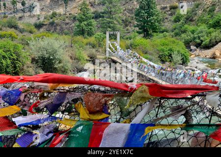 Vue partielle du pont de la chaîne de fer, également connu sous le nom de pont Tamchoe ou Tachog Lhakhang, traverse le Paro Chhu (rivière) jusqu'au Dzong, chokha, Bhoutan Banque D'Images