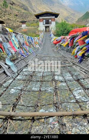 Vue partielle du pont de la chaîne de fer, également connu sous le nom de pont Tamchoe ou Tachog Lhakhang, traverse le Paro Chhu (rivière) jusqu'au Dzong, chokha, Bhoutan Banque D'Images