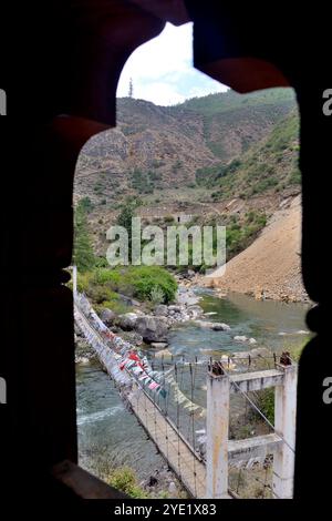 Vue partielle du pont de la chaîne de fer, également connu sous le nom de pont Tamchoe ou Tachog Lhakhang, traverse le Paro Chhu (rivière) jusqu'au Dzong, chokha, Bhoutan Banque D'Images