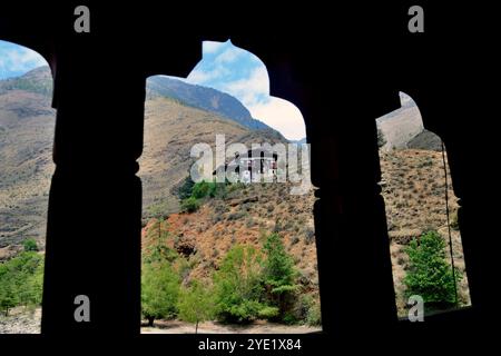 Vue partielle du pont de la chaîne de fer, également connu sous le nom de pont Tamchoe ou Tachog Lhakhang, traverse le Paro Chhu (rivière) jusqu'au Dzong, chokha, Bhoutan Banque D'Images