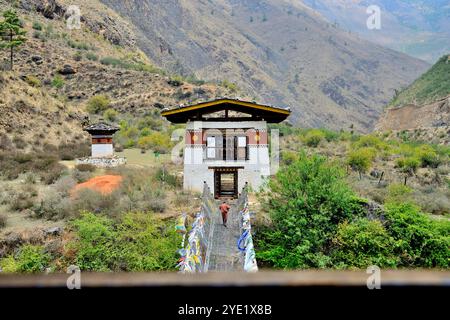 Vue partielle du pont de la chaîne de fer, également connu sous le nom de pont Tamchoe ou Tachog Lhakhang, traverse le Paro Chhu (rivière) jusqu'au Dzong, chokha, Bhoutan Banque D'Images