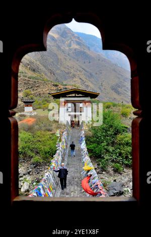 Vue partielle du pont de la chaîne de fer, également connu sous le nom de pont Tamchoe ou Tachog Lhakhang, traverse le Paro Chhu (rivière) jusqu'au Dzong, chokha, Bhoutan Banque D'Images