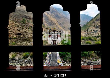 Vue partielle du pont de la chaîne de fer, également connu sous le nom de pont Tamchoe ou Tachog Lhakhang, traverse le Paro Chhu (rivière) jusqu'au Dzong, chokha, Bhoutan Banque D'Images