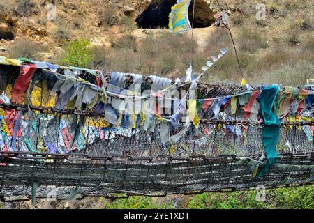 Vue partielle du pont de la chaîne de fer, également connu sous le nom de pont Tamchoe ou Tachog Lhakhang, traverse le Paro Chhu (rivière) jusqu'au Dzong, chokha, Bhoutan Banque D'Images