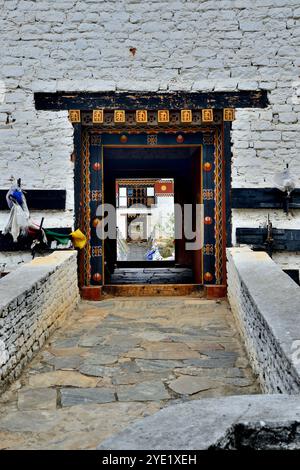 Vue partielle du pont de la chaîne de fer, également connu sous le nom de pont Tamchoe ou Tachog Lhakhang, traverse le Paro Chhu (rivière) jusqu'au Dzong, chokha, Bhoutan Banque D'Images