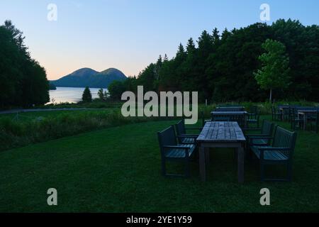 La vue sur les montagnes Bubbles depuis la grande pelouse du restaurant Jordan Pond House. À Jordan Pond, Mount Desert Island, à l'est, Maine. Banque D'Images