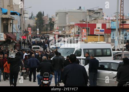 L'8217 unité de protection (YPG), majoritairement kurde, a mené un bombardement d'artillerie du district de Rihania dans l'État turc de Hatay. L'attaque a causé la mort d'une personne, blessé d'autres, en plus d'endommager des bâtiments résidentiels. Cela a également provoqué la panique dans le quartier et les commerces ont été fermés. L'attaque aurait eu lieu en réponse à l'opération militaire turque en cours à Afrin, en Syrie Banque D'Images