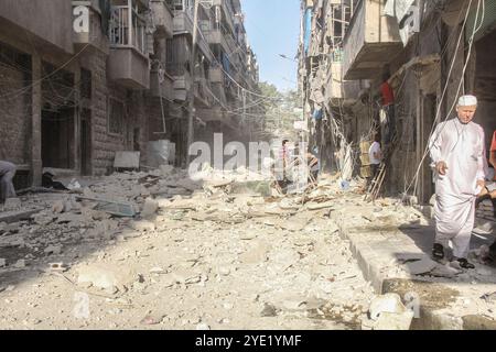 Les avions des forces du régime syrien ont bombardé le marché populaire dans le district de Bustan Al-Qasr. Onze personnes ont été tuées et plus de dix-sept ont été blessées Banque D'Images