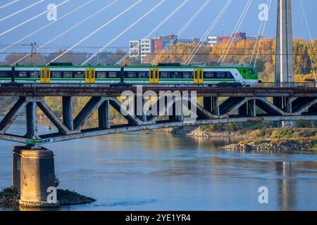 Varsovie, Pologne - 26 octobre 2024 : train sur le pont ferroviaire de Srednicowy au-dessus de la Vistule. Banque D'Images