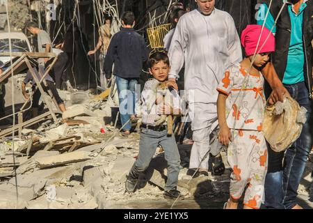 Les avions des forces du régime syrien ont bombardé le marché populaire dans le district de Bustan Al-Qasr. Onze personnes ont été tuées et plus de dix-sept ont été blessées Banque D'Images