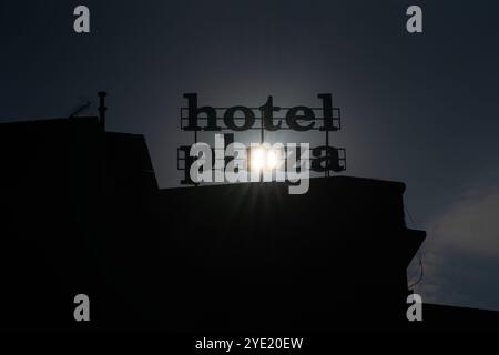 Hotel Plaza Signage baigné de soleil le matin : étreinte chaleureuse de l'automne. Banque D'Images