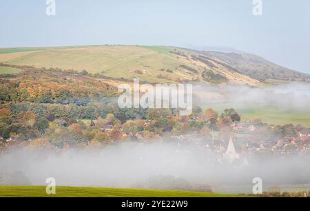 Automne brumeux lever de soleil matinal près du village d'Alfriston niché dans la vallée de cuckmere du sud Downs East Sussex sud-est de l'Angleterre Royaume-Uni Banque D'Images