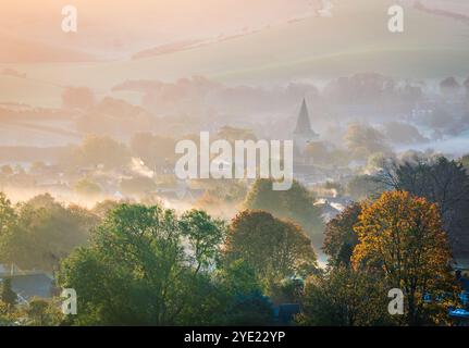 Automne brumeux lever de soleil matinal près du village d'Alfriston niché dans la vallée de cuckmere du sud Downs East Sussex sud-est de l'Angleterre Royaume-Uni Banque D'Images