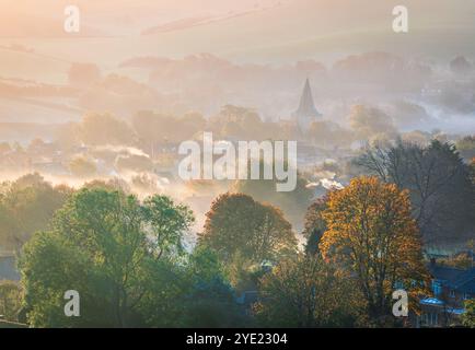 Automne brumeux lever de soleil matinal près du village d'Alfriston niché dans la vallée de cuckmere du sud Downs East Sussex sud-est de l'Angleterre Royaume-Uni Banque D'Images