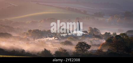 Automne brumeux lever de soleil matinal près du village d'Alfriston niché dans la vallée de cuckmere du sud Downs East Sussex sud-est de l'Angleterre Royaume-Uni Banque D'Images